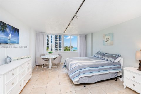 Copropriété à louer à Sunny Isles Beach, Floride: 38.09 m2 № 1226532 - photo 11