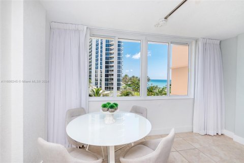 Copropriété à louer à Sunny Isles Beach, Floride: 38.09 m2 № 1226532 - photo 14