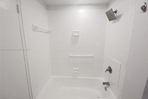 Condominio en alquiler en Miami Beach, Florida, 1 dormitorio, 78.97 m2 № 1975472 - foto 20