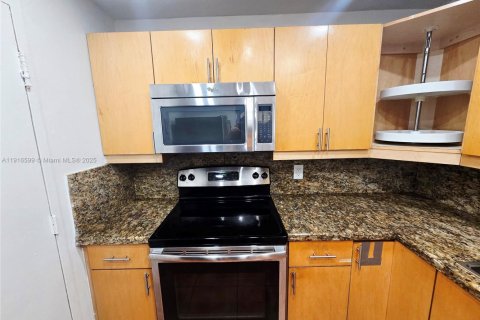 Condominio en alquiler en Miami Beach, Florida, 1 dormitorio, 78.97 m2 № 1975472 - foto 11