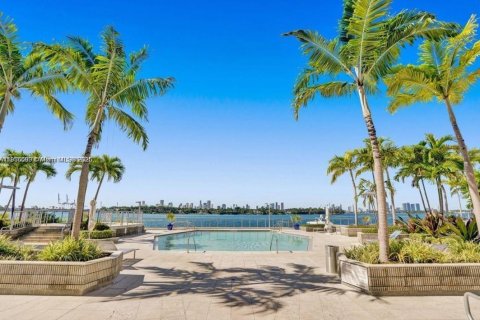 Condominio en Miami Beach, Florida, 1 dormitorio  № 1975472