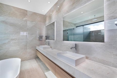 Villa ou maison à vendre à Miami, Floride: 5 chambres, 405.98 m2 № 1890185 - photo 16