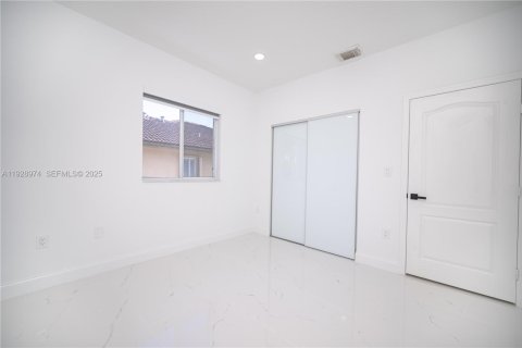 Villa ou maison à vendre à Miami, Floride: 5 chambres, 190.91 m2 № 1987298 - photo 25