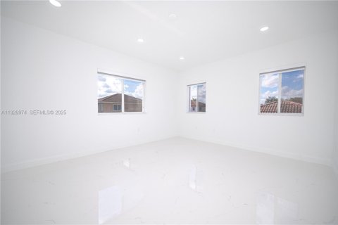 Villa ou maison à vendre à Miami, Floride: 5 chambres, 190.91 m2 № 1987298 - photo 12
