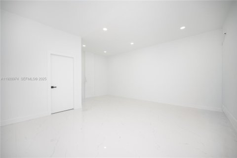 Villa ou maison à vendre à Miami, Floride: 5 chambres, 190.91 m2 № 1987298 - photo 19