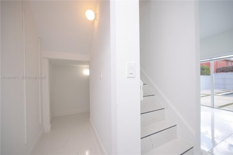 Villa ou maison à vendre à Miami, Floride: 5 chambres, 190.91 m2 № 1987298 - photo 10