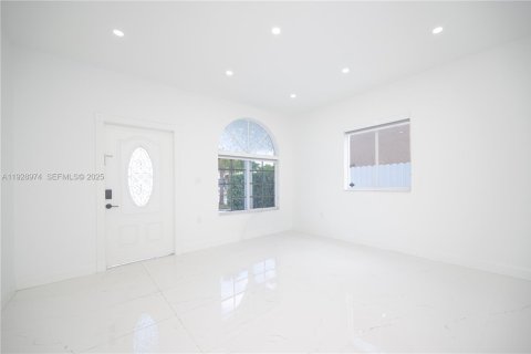 Villa ou maison à vendre à Miami, Floride: 5 chambres, 190.91 m2 № 1987298 - photo 2
