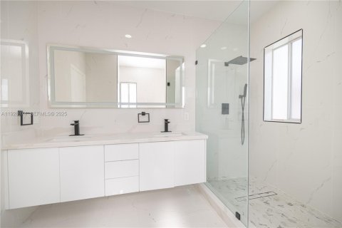 Villa ou maison à vendre à Miami, Floride: 5 chambres, 190.91 m2 № 1987298 - photo 17
