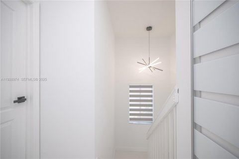 Villa ou maison à vendre à Miami, Floride: 5 chambres, 190.91 m2 № 1987298 - photo 11