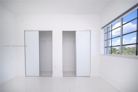 Villa ou maison à vendre à Miami, Floride: 5 chambres, 190.91 m2 № 1987298 - photo 23