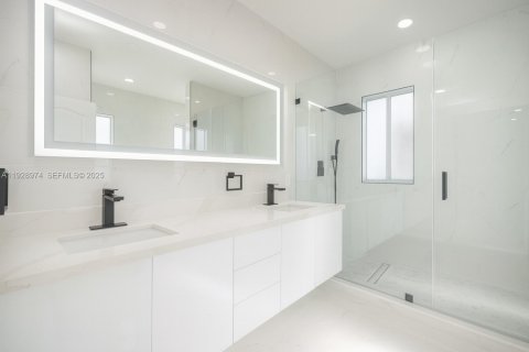 Villa ou maison à vendre à Miami, Floride: 5 chambres, 190.91 m2 № 1987298 - photo 16