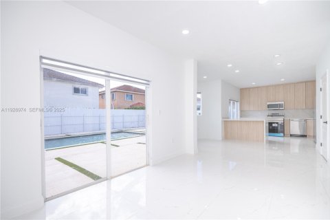 Villa ou maison à vendre à Miami, Floride: 5 chambres, 190.91 m2 № 1987298 - photo 4