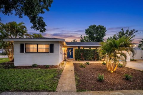 Casa en Saint Petersburg, Florida 3 dormitorios, 148.64 m2 № 2204165