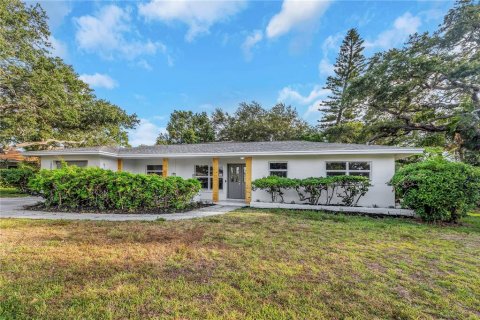 House in Belleair Bluffs, Florida 4 bedrooms, 232.72 sq.m. № 1686978 - photo 1