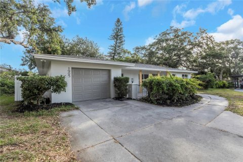 House in Belleair Bluffs, Florida 4 bedrooms, 232.72 sq.m. № 1686978 - photo 2