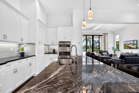 House in Boynton Beach, Florida 4 bedrooms, 307.69 sq.m. № 2190259 - photo 6