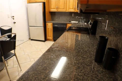 Copropriété à louer à Hallandale Beach, Floride: 2 chambres, 102.19 m2 № 1987730 - photo 15