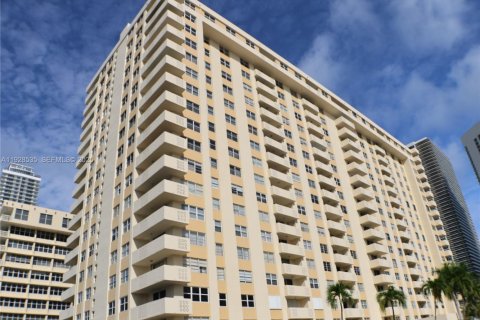 Copropriété à louer à Hallandale Beach, Floride: 2 chambres, 102.19 m2 № 1987730 - photo 3