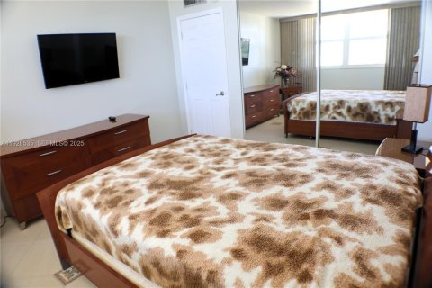 Copropriété à louer à Hallandale Beach, Floride: 2 chambres, 102.19 m2 № 1987730 - photo 18