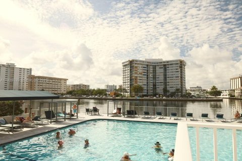 Copropriété à louer à Hallandale Beach, Floride: 2 chambres, 102.19 m2 № 1987730 - photo 27