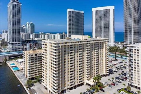 Copropriété à louer à Hallandale Beach, Floride: 2 chambres, 102.19 m2 № 1987730 - photo 2