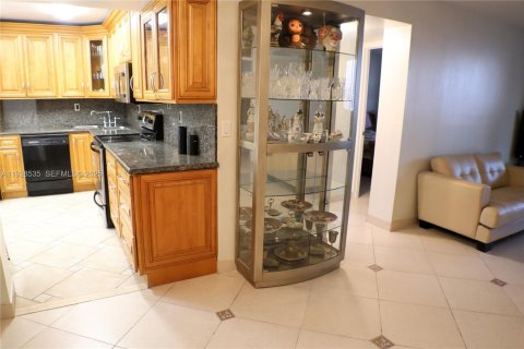 Copropriété à louer à Hallandale Beach, Floride: 2 chambres, 102.19 m2 № 1987730 - photo 13