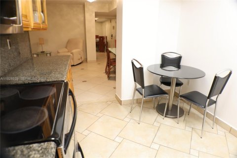 Copropriété à louer à Hallandale Beach, Floride: 2 chambres, 102.19 m2 № 1987730 - photo 16
