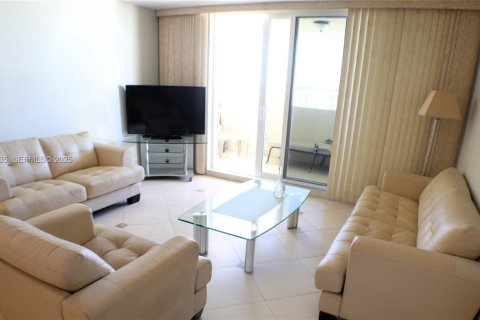 Copropriété à louer à Hallandale Beach, Floride: 2 chambres, 102.19 m2 № 1987730 - photo 4