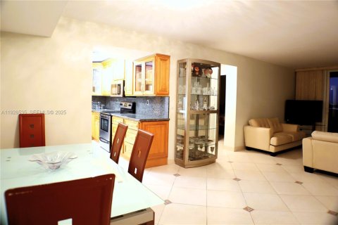 Copropriété à louer à Hallandale Beach, Floride: 2 chambres, 102.19 m2 № 1987730 - photo 7