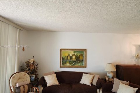 Купить кондоминиум в Пемброк-Пайнс, Флорида 2 спальни, 79.15м2, № 1975848 - фото 11