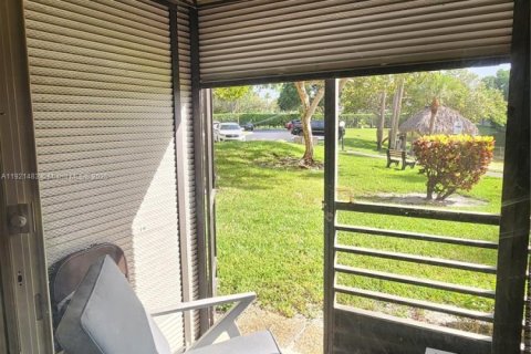 Купить кондоминиум в Пемброк-Пайнс, Флорида 2 спальни, 79.15м2, № 1975848 - фото 15