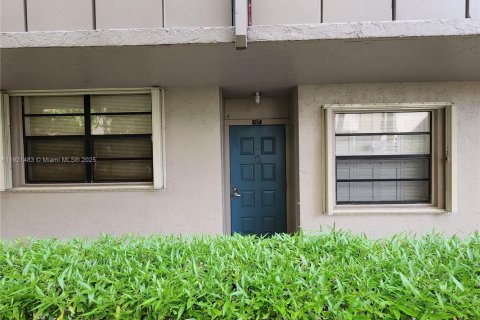 Купить кондоминиум в Пемброк-Пайнс, Флорида 2 спальни, 79.15м2, № 1975848 - фото 1