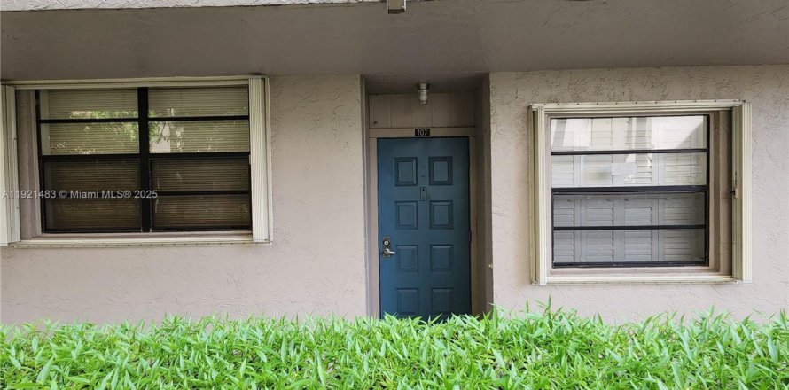 Кондоминиум с 2 спальнями в Пемброк-Пайнс, Флорида № 1975848