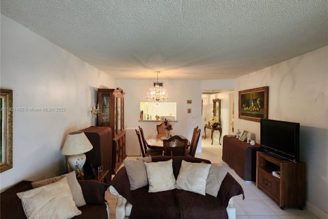 Купить кондоминиум в Пемброк-Пайнс, Флорида 2 спальни, 79.15м2, № 1975848 - фото 14