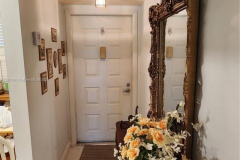 Купить кондоминиум в Пемброк-Пайнс, Флорида 2 спальни, 79.15м2, № 1975848 - фото 2