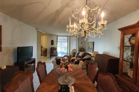 Купить кондоминиум в Пемброк-Пайнс, Флорида 2 спальни, 79.15м2, № 1975848 - фото 9