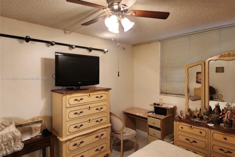 Купить кондоминиум в Пемброк-Пайнс, Флорида 2 спальни, 79.15м2, № 1975848 - фото 7