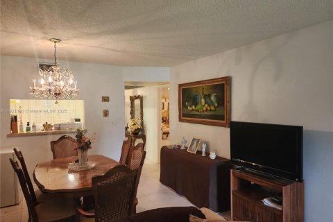 Купить кондоминиум в Пемброк-Пайнс, Флорида 2 спальни, 79.15м2, № 1975848 - фото 10