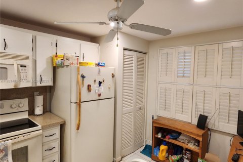 Купить кондоминиум в Пемброк-Пайнс, Флорида 2 спальни, 79.15м2, № 1975848 - фото 3