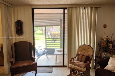 Купить кондоминиум в Пемброк-Пайнс, Флорида 2 спальни, 79.15м2, № 1975848 - фото 13