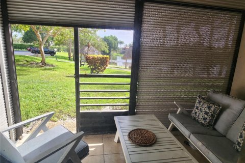 Купить кондоминиум в Пемброк-Пайнс, Флорида 2 спальни, 79.15м2, № 1975848 - фото 16