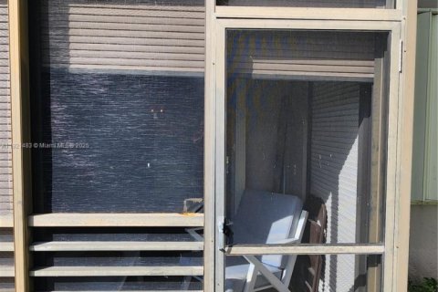 Купить кондоминиум в Пемброк-Пайнс, Флорида 2 спальни, 79.15м2, № 1975848 - фото 18