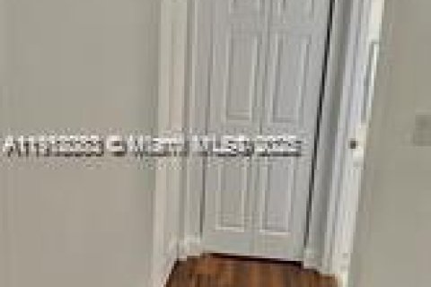 Снять в аренду таунхаус в Хомстед, Флорида 3 спальни, 114.64м2, № 1972662 - фото 5