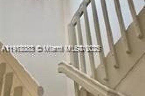 Снять в аренду таунхаус в Хомстед, Флорида 3 спальни, 114.64м2, № 1972662 - фото 13