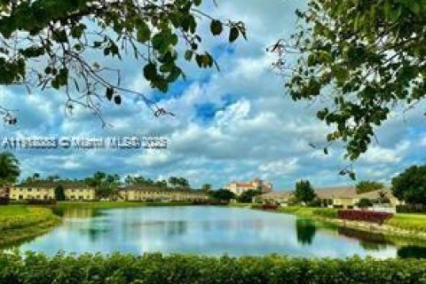 Снять в аренду таунхаус в Хомстед, Флорида 3 спальни, 114.64м2, № 1972662 - фото 3