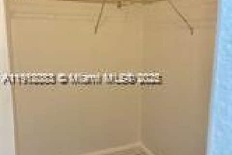 Снять в аренду таунхаус в Хомстед, Флорида 3 спальни, 114.64м2, № 1972662 - фото 10