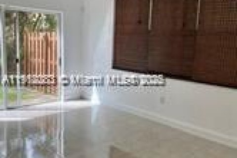 Снять в аренду таунхаус в Хомстед, Флорида 3 спальни, 114.64м2, № 1972662 - фото 18