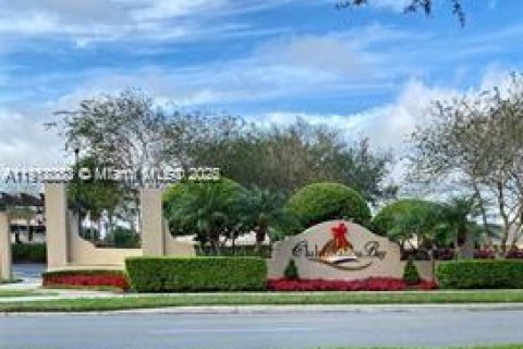 Снять в аренду таунхаус в Хомстед, Флорида 3 спальни, 114.64м2, № 1972662 - фото 1