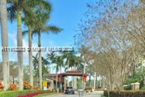 Снять в аренду таунхаус в Хомстед, Флорида 3 спальни, 114.64м2, № 1972662 - фото 2