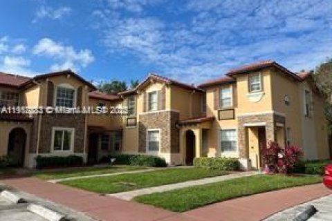 Снять в аренду таунхаус в Хомстед, Флорида 3 спальни, 114.64м2, № 1972662 - фото 4